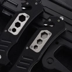 Sefaras Survival Zakmes J03 - Mes Met Tanden - 3cr13/Aluminum - Met 3 Inbus Gaten - Inklapbaar - Broekclip - Voor Kamperen - RVS - Zwart/Wit -Falke Shop 1200x1200 143