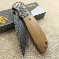 Zakmes - Damascus - Survival - Outdoor Mes - Pocket Knife - Vlijmscherp - Houten Handvat - Stoer - Hunting Knife - Kamperen - 22cm - Cadeau Tip -Falke Shop 1200x1200 93
