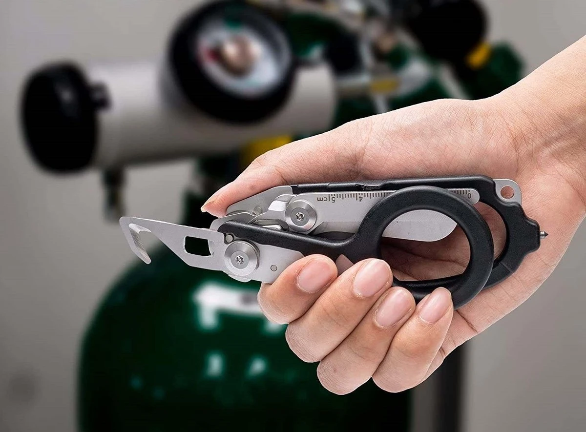 Medische Schaar Inc. Draaghoes - EHBO - Lifehammer - Verpleegkundige - Verbandschaar - Traumaschaar - Gordelsnijder - Survival Multitool Zakmes 6 Medische Schaar Inc. Draaghoes - EHBO - Lifehammer - Verpleegkundige - Verbandschaar - Traumaschaar - Gordelsnijder - Survival Multitool Zakmes - Afbeelding 4